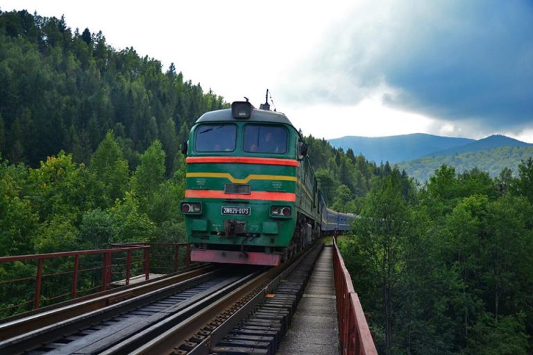 Пасажирський потяг Київ – Івано-Франківськ наїхав на двох людей. Є ...