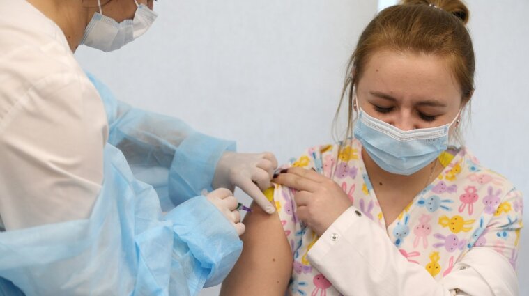 Без COVID-вакцинації українців сьогодні відсторонюватимуть від роботи: хто у списку