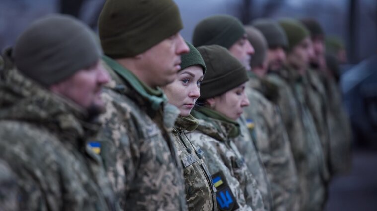 В Україні жінок ставитимуть на військовий облік