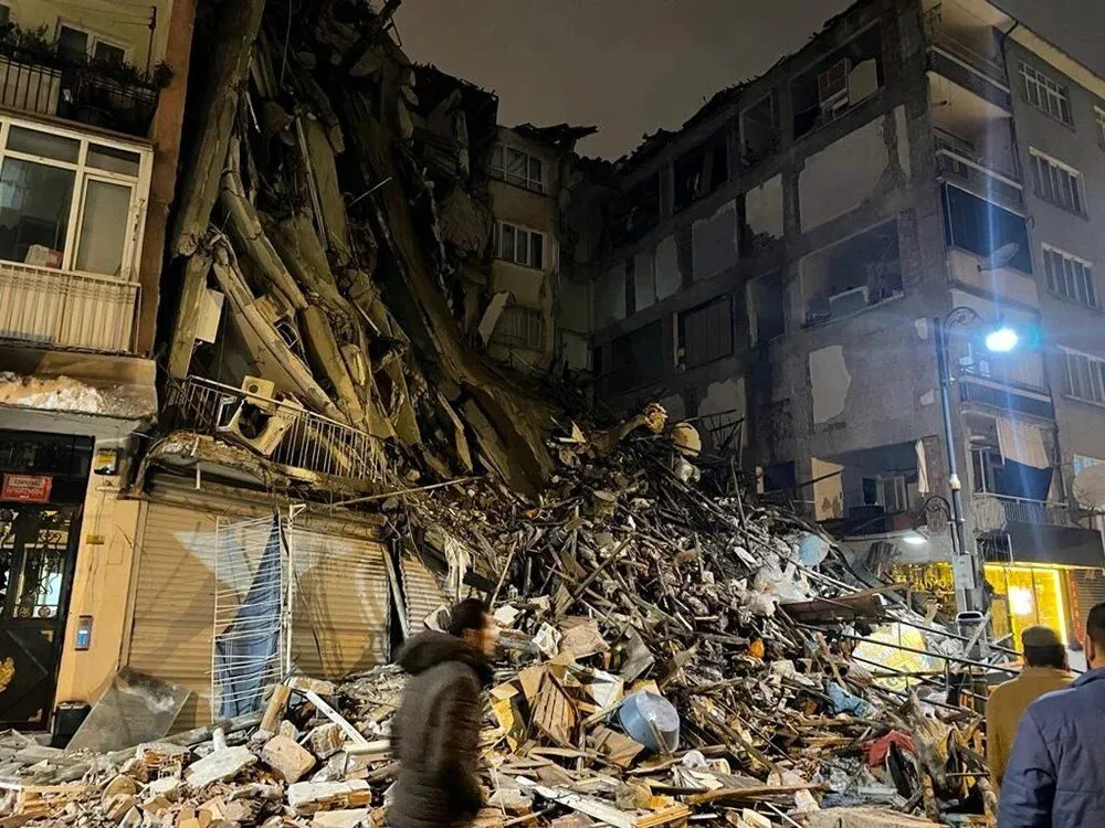 У Туреччині внаслідок потужного землетрусу загинуло понад 1000 осіб, тисячі поранені. Фото й відео