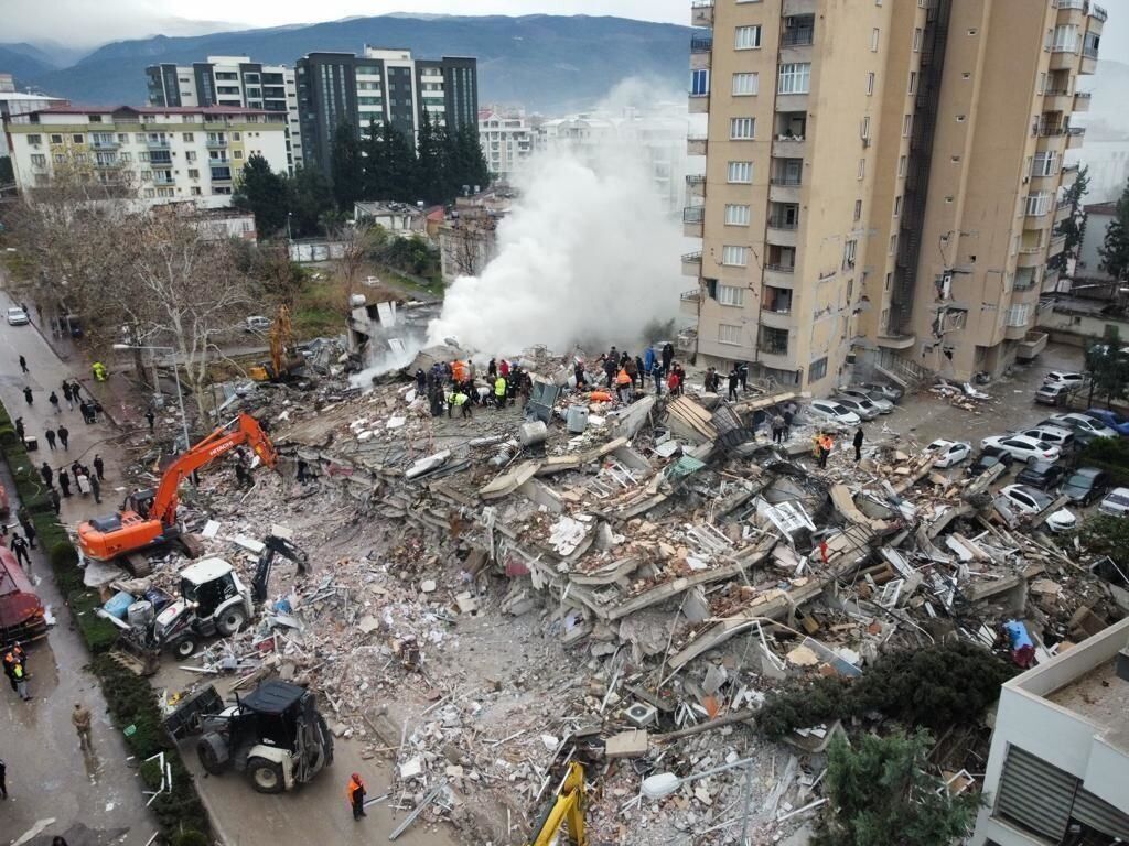 У Туреччині внаслідок потужного землетрусу загинуло понад 1000 осіб, тисячі поранені. Фото й відео